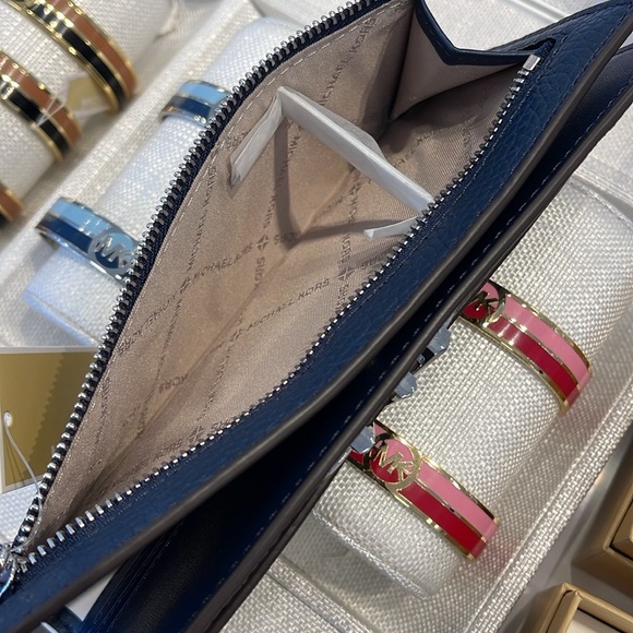 Michael Kors Reed Large Bifold Pebbled Leather Snap Wallet Card Case
Navy
NWT - Picture 11 of 16